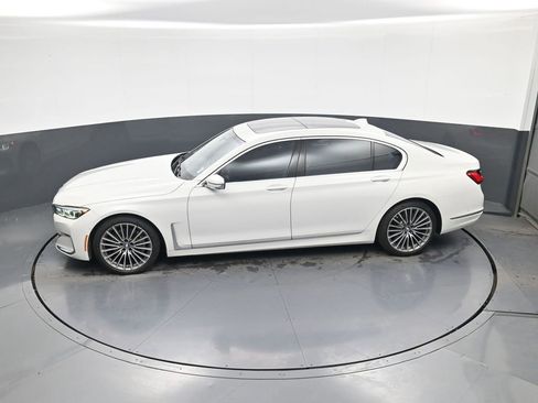 Used 2021 BMW 740i image 18