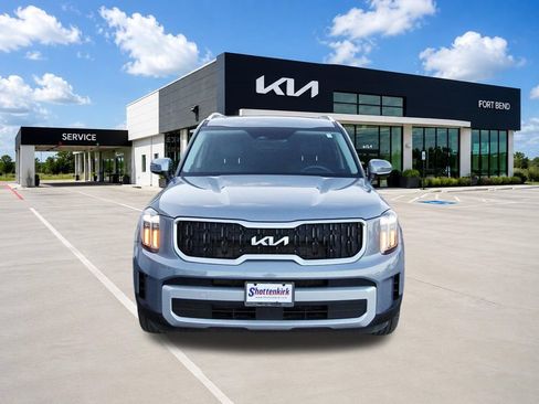 Used 2025 Kia Telluride EX w/ EX Captain's Chair Package FWD image 2