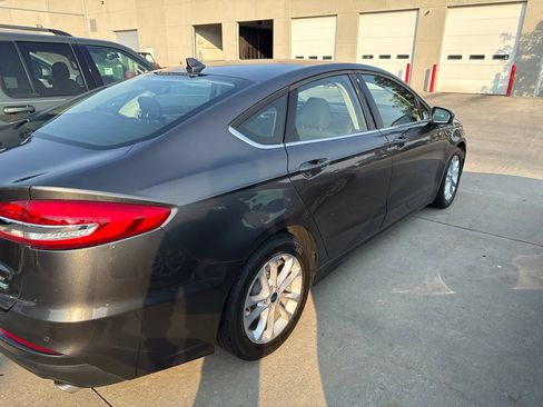Used 2020 Ford Fusion SE FWD image 4
