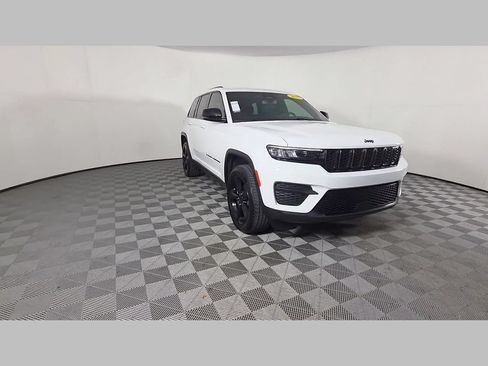 Used 2023 Jeep Grand Cherokee Altitude RWD image 52