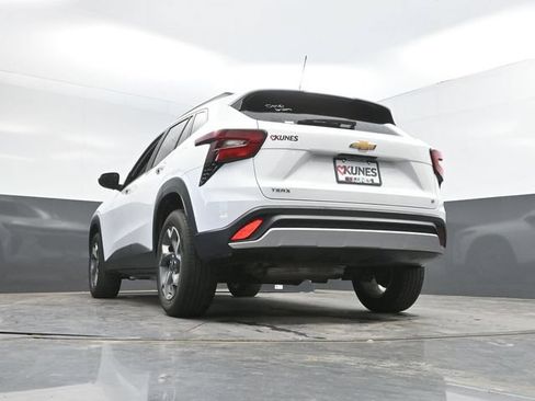 Used 2025 Chevrolet Trax LT FWD image 49