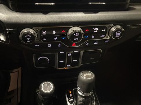 Used 2024 Jeep Wrangler Unlimited Sahara w/ Technology Group AWD/4WD image 11