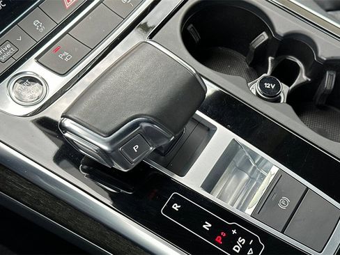 Used 2021 Audi Q8 Premium image 26