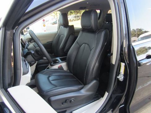 Used 2024 Chrysler Pacifica Touring-L image 16