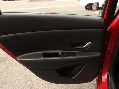 Used 2025 Hyundai Elantra Limited FWD image 18