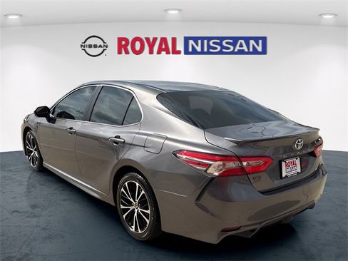Used 2018 Toyota Camry SE w/ Convenience Package image 5