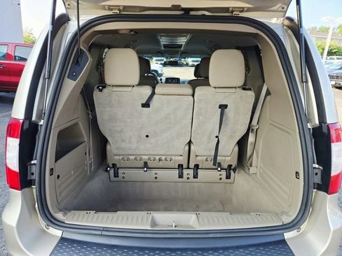 Used 2015 Chrysler Town & Country Touring FWD image 12