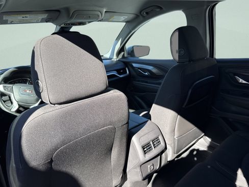 Used 2024 GMC Terrain SLE image 1