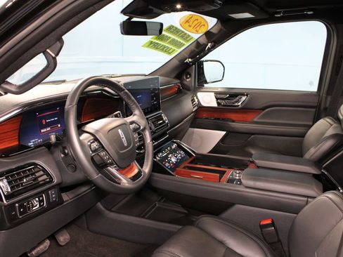 Used 2024 Lincoln Navigator Reserve image 2