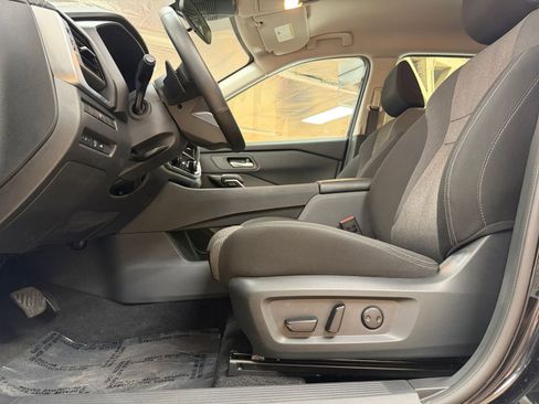 Used 2025 Nissan Rogue SV FWD image 29