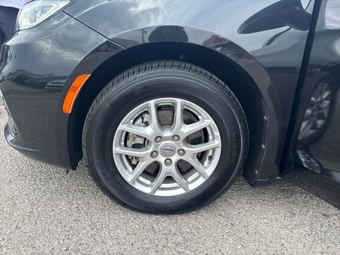 Used 2022 Chrysler Pacifica Touring-L FWD image 29