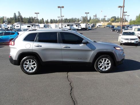 Used 2017 Jeep Cherokee Latitude w/ Comfort/Convenience Group AWD/4WD image 6