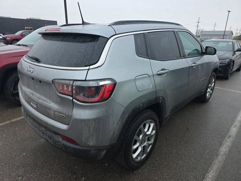 Used 2022 Jeep Compass Latitude image 3