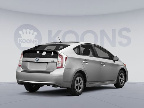 Used 2015 Toyota Prius Four FWD image 2