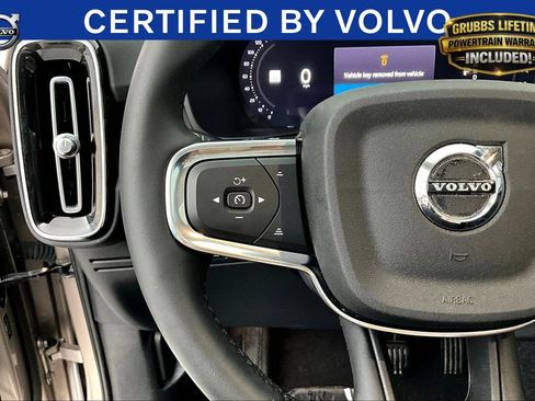 Used 2023 Volvo XC40 B4 Plus FWD image 27