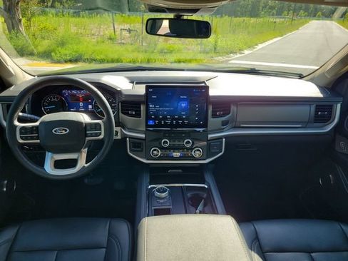 Used 2024 Ford Expedition XLT RWD image 12