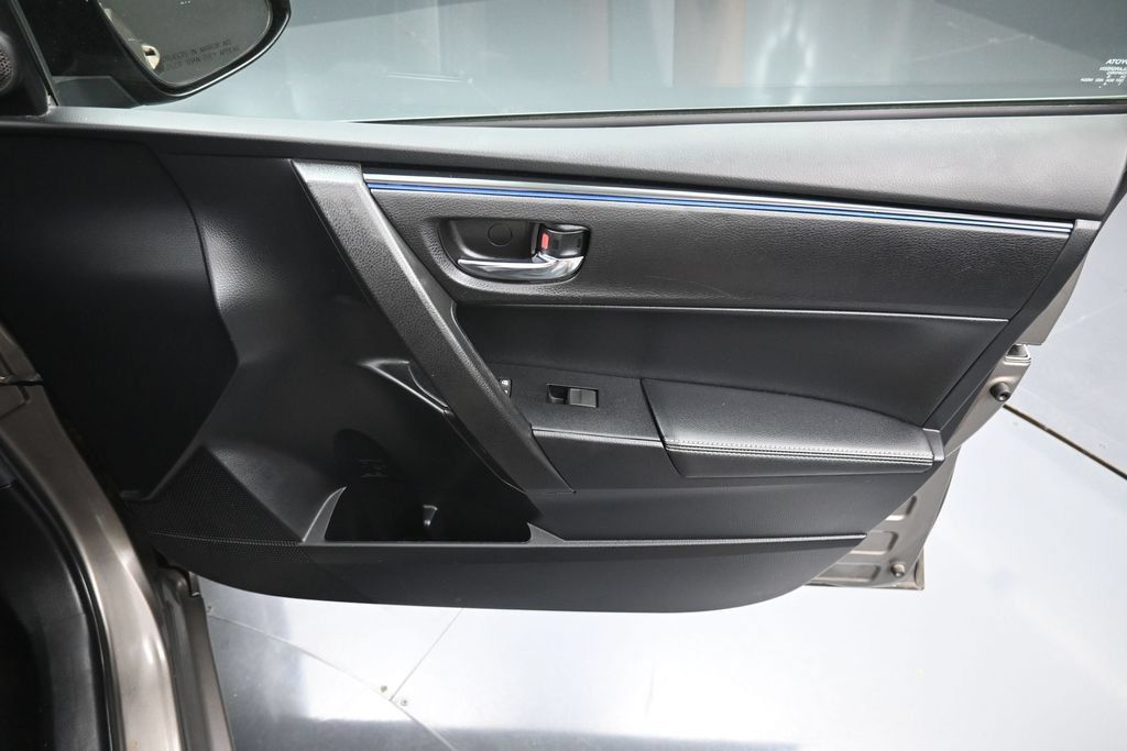 Used 2018 Toyota Corolla SE FWD image 32