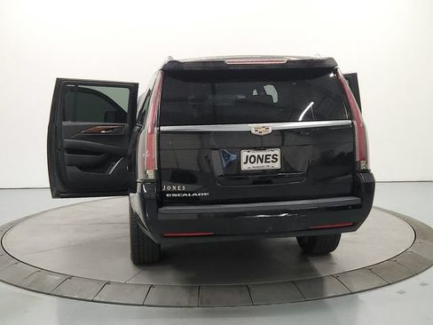 Used 2018 Cadillac Escalade ESV Luxury RWD image 15
