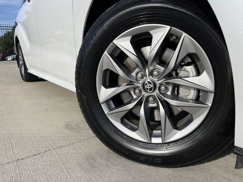 Used 2025 Toyota Sienna XLE FWD image 6