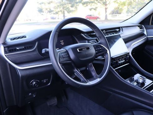 Used 2023 Jeep Grand Cherokee Limited w/ Black Appearance Package AWD/4WD image 15