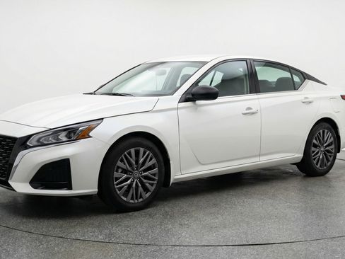 Used 2025 Nissan Altima 2.5 SV image 3