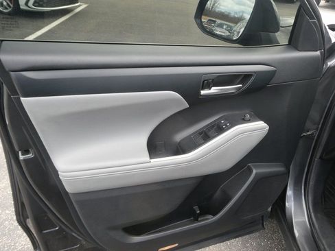 Used 2021 Toyota Highlander XLE image 19