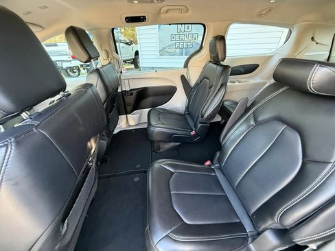 Used 2024 Chrysler Pacifica Touring-L image 15