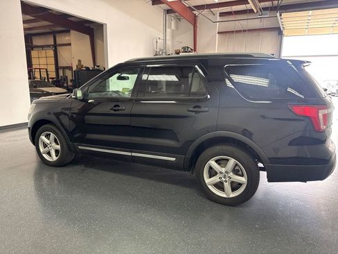 Used 2017 Ford Explorer XLT w/ Equipment Group 202A AWD/4WD image 7