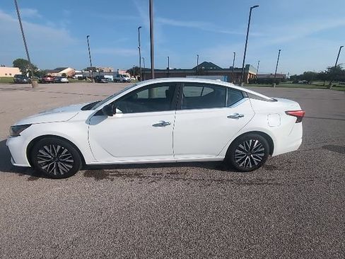 Used 2025 Nissan Altima 2.5 SV FWD image 8