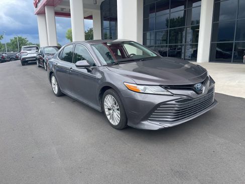Used 2019 Toyota Camry XLE w/ Sunroof Package FWD image 2