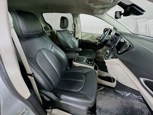 Certified 2024 Chrysler Pacifica Touring-L image 39