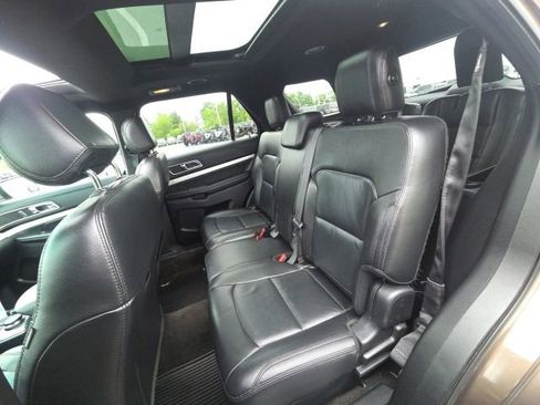 Used 2016 Ford Explorer XLT w/ Equipment Group 202A AWD/4WD image 18
