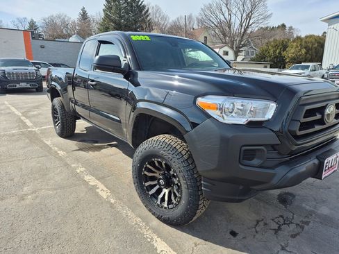 Used 2022 Toyota Tacoma SR image 3