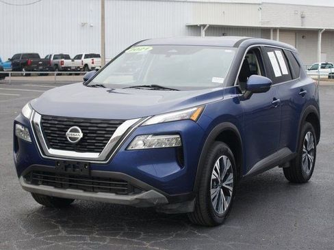 Used 2021 Nissan Rogue SV image 2