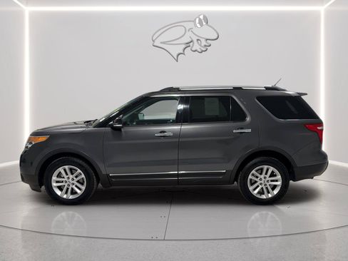 Used 2015 Ford Explorer XLT FWD image 2