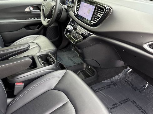 Used 2025 Chrysler Voyager LX image 16