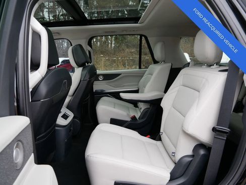 Used 2025 Lincoln Navigator Reserve AWD/4WD image 11