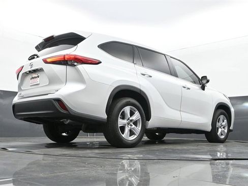 Used 2022 Toyota Highlander LE image 28