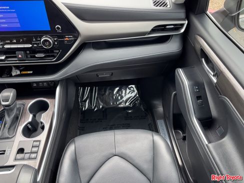 Used 2023 Toyota Highlander Limited image 18
