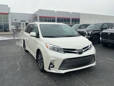 Used 2018 Toyota Sienna Limited Premium image 3