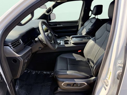 Used 2024 Jeep Wagoneer Series II w/ Flexible Seating Group image 31