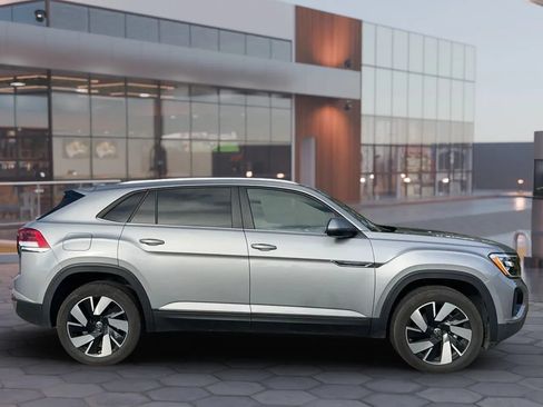 Used 2025 Volkswagen Atlas Cross Sport SE AWD/4WD image 6