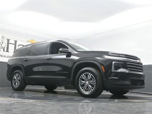 Used 2025 Chevrolet Traverse LT image 2