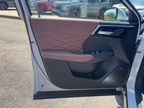 Used 2025 Mitsubishi Outlander SEL FWD image 13