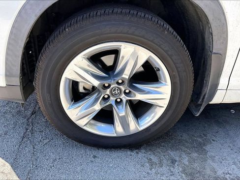 Used 2019 Toyota Highlander Limited w/ Carpet Mat Package (TMS) AWD/4WD image 8