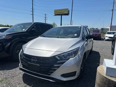 Used 2025 Nissan Versa SR image 5