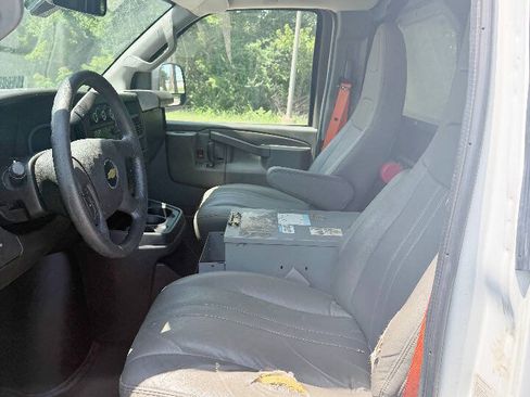 Used 2018 Chevrolet Express 2500 w/ Driver Convenience Package RWD image 11