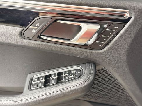 Certified 2026 Porsche Macan AWD/4WD image 31