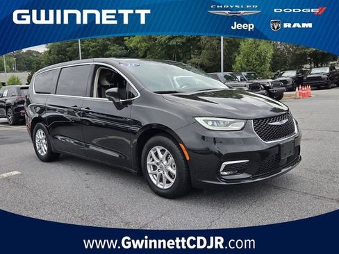 Used 2023 Chrysler Pacifica Touring-L FWD image 1