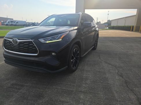 Used 2021 Toyota Highlander Limited FWD image 3